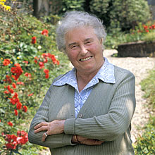 Suzanne Lansé dans son jardin